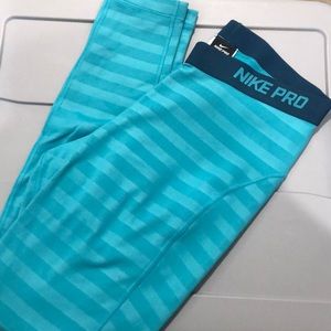 Nike Pro Hyper Warm Striped Embossed leggings